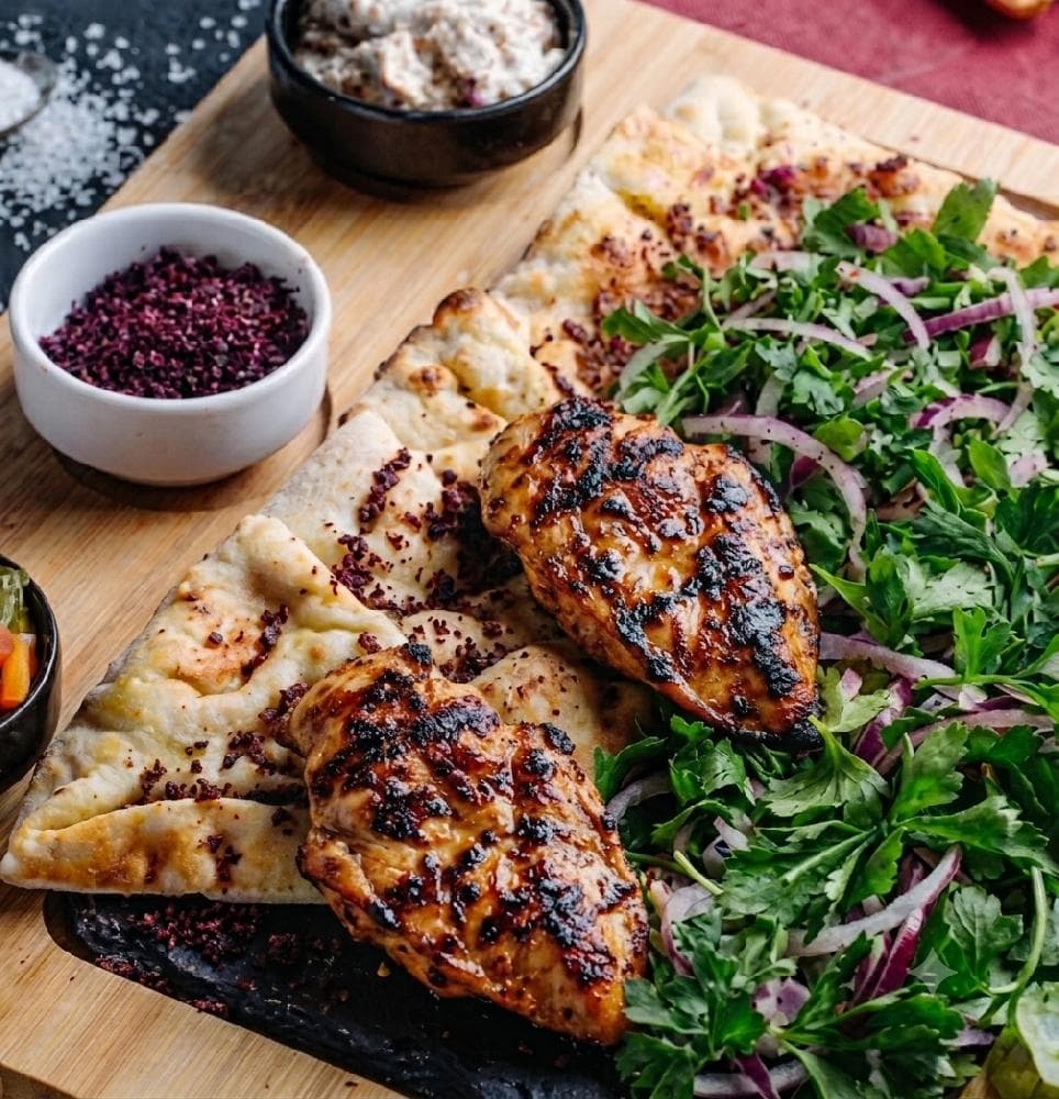 Lido kababı — kömür üstündə toyuq döşü, göyərti və sumaq