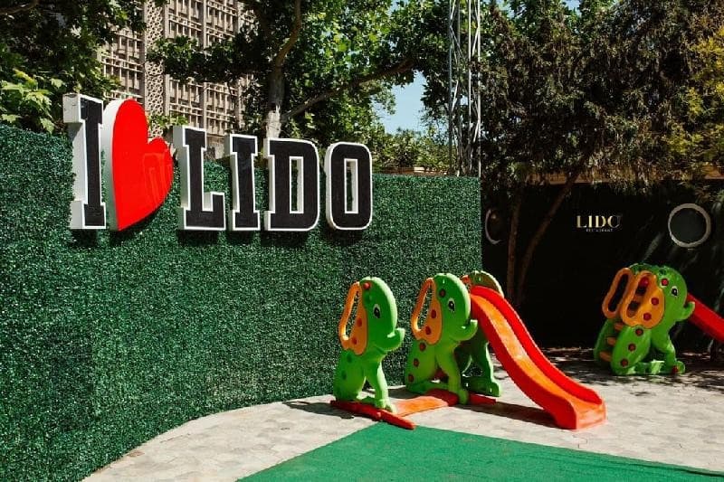 LIDO bağçası — «I love LIDO» lövhəsi, süni çəmən və uşaq oyun guşəsi